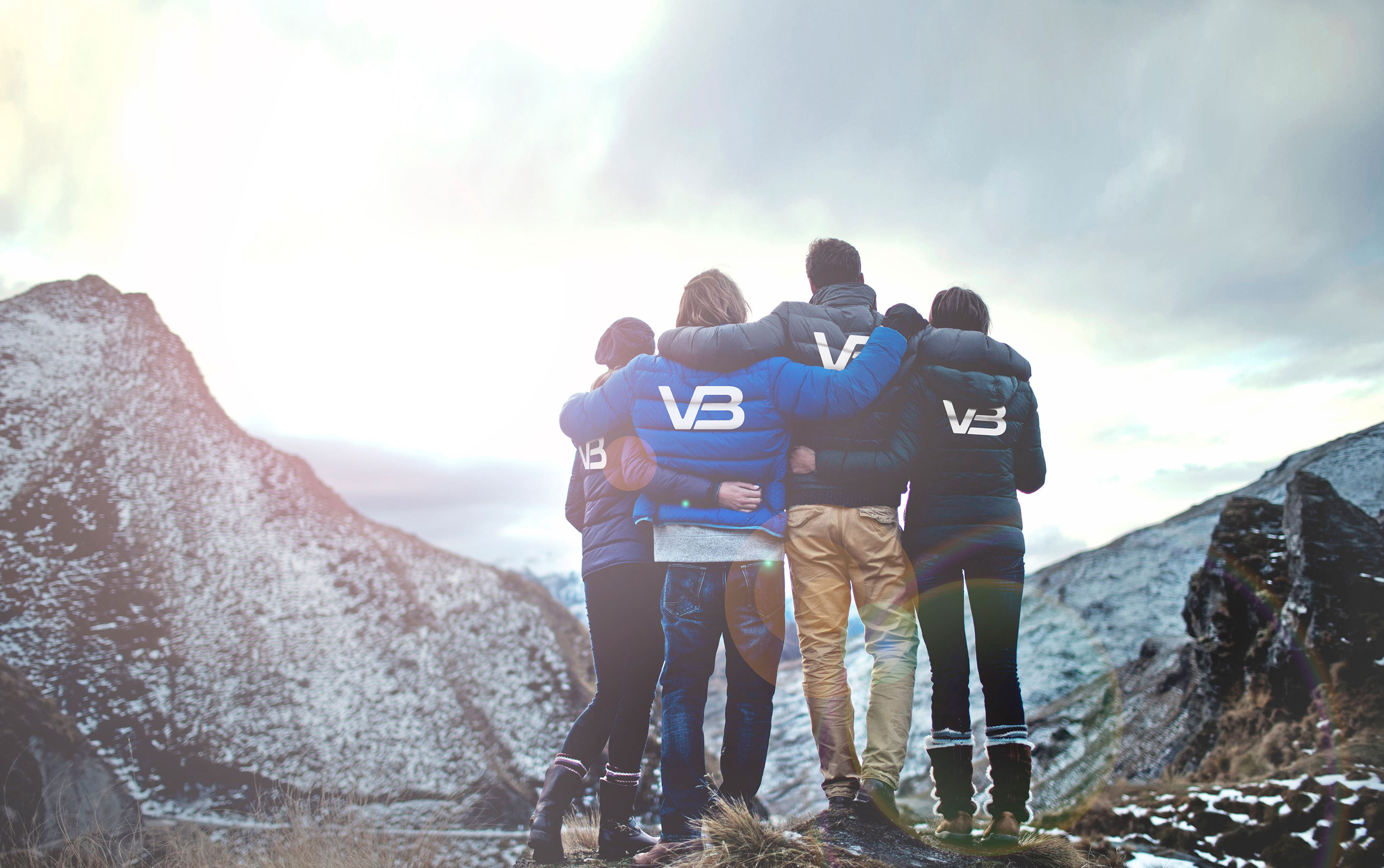 Fire VB Rørleggere som ser ut mot et fjell